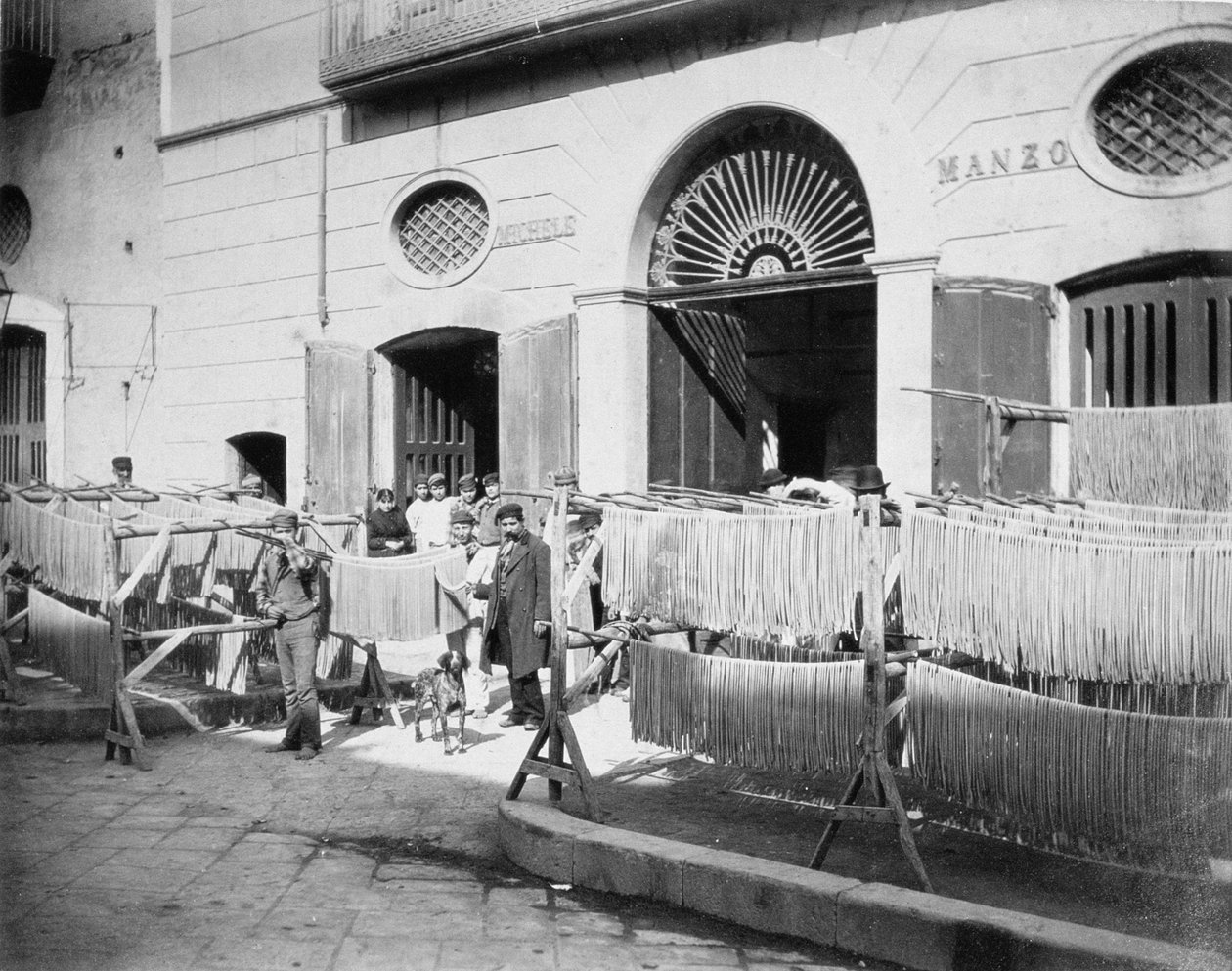 Pasta torkar på gatorna, Neapel, 1897 av English Photographer