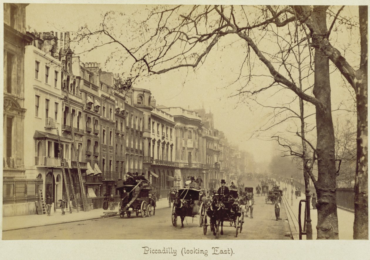 Piccadilly mot öst, (sepiafoto) av English Photographer