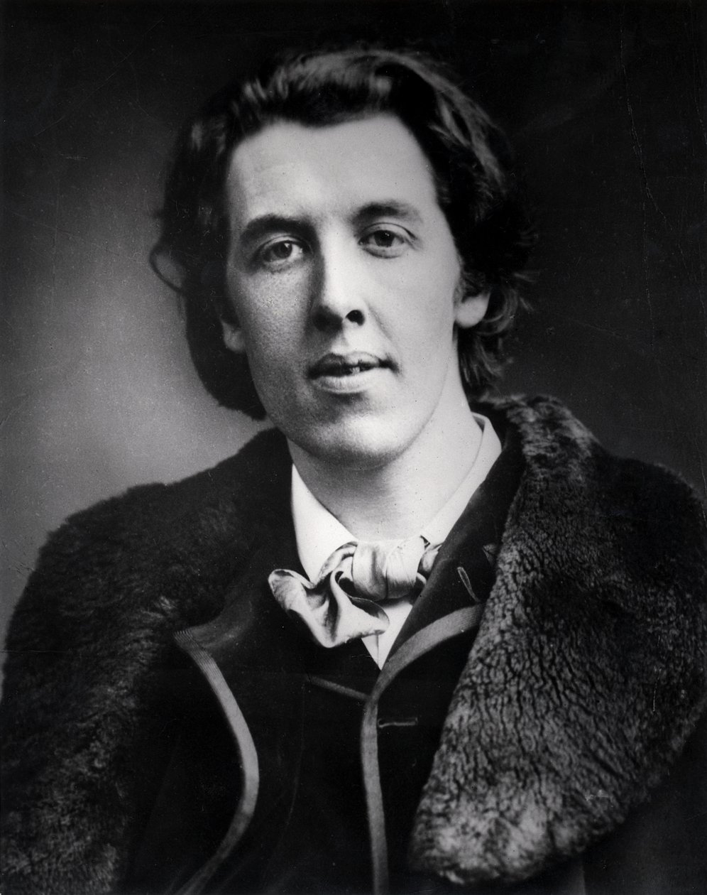 Porträtt av Oscar Wilde (1854-1900) iklädd en överrock med en pälskrage köpt för sin resa till Amerika, 1881 av English Photographer