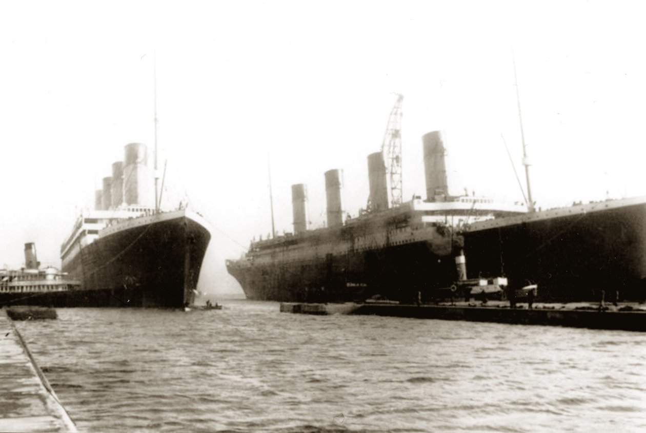 RMS Titanic flyttas ut ur dockan för att tillåta att hennes systerfartyg, RMS Olympic, får en propeller utbytt, 6 mars 1912 av English Photographer