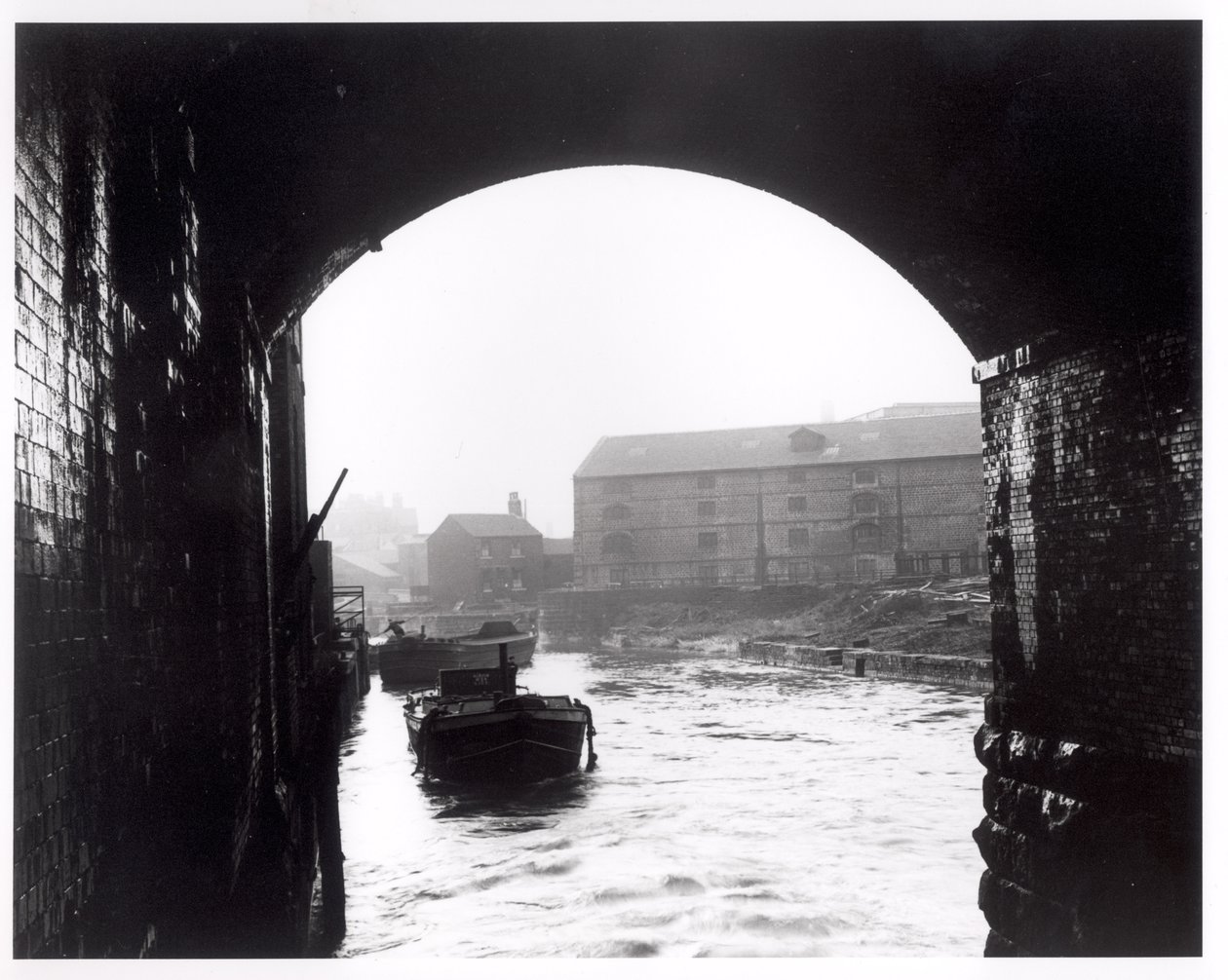 Floden Aire sett från Dark Arches, Leeds, 1951 av English Photographer