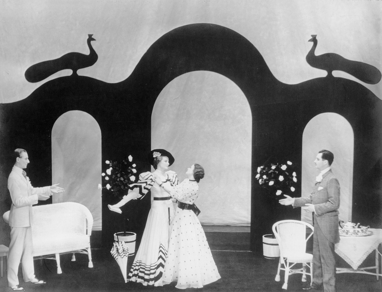 Scen från The Importance of Being Earnest, av Oscar Wilde (1854-1900) på Lyric Hammersmith, 7 juni 1930 av English Photographer