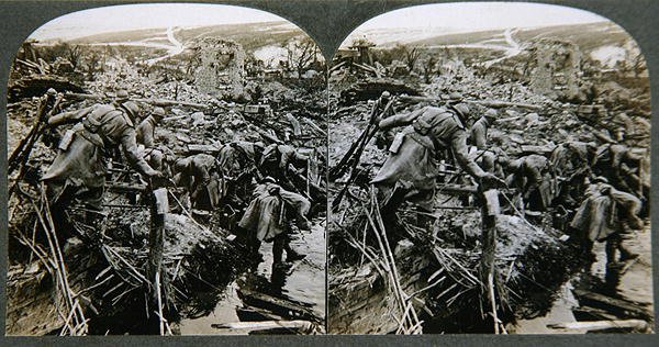 Searching the Ruins, Somewhere in France, c.1914-18 (silvertryck av gelatin) av English Photographer