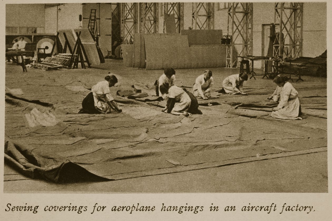 Att sy överdrag till flygplanshängningar i en flygplansfabrik, 1914-19 av English Photographer