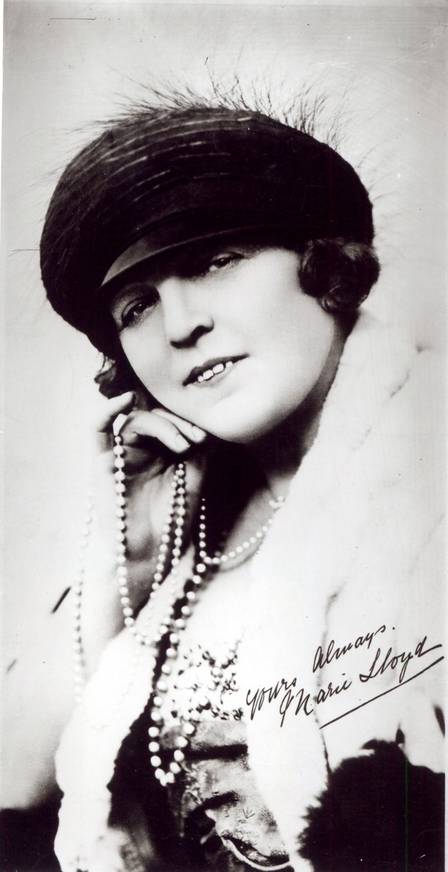 Signerat fotografi av Marie Lloyd (1870-1922) av English Photographer