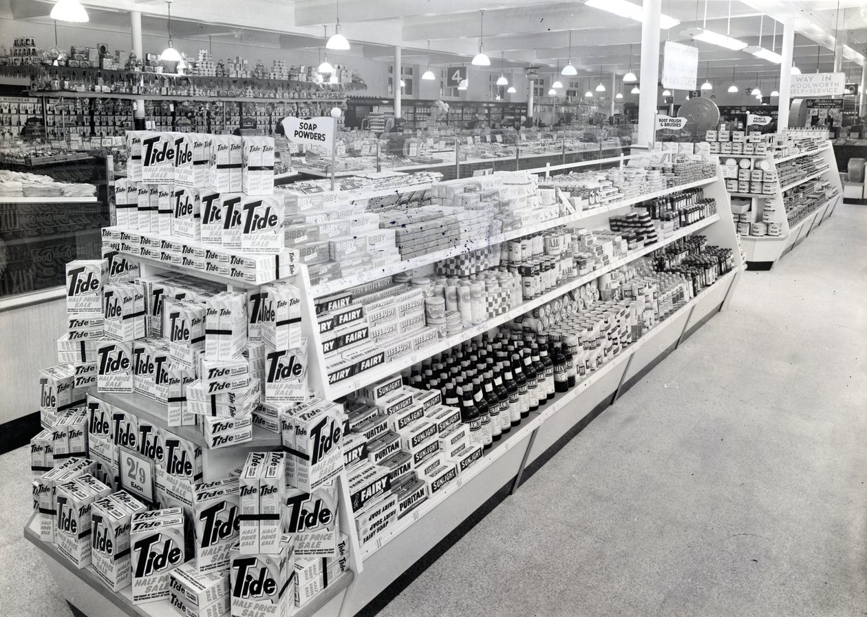 Tvålpulvergång, Woolworths store, 1956 av English Photographer