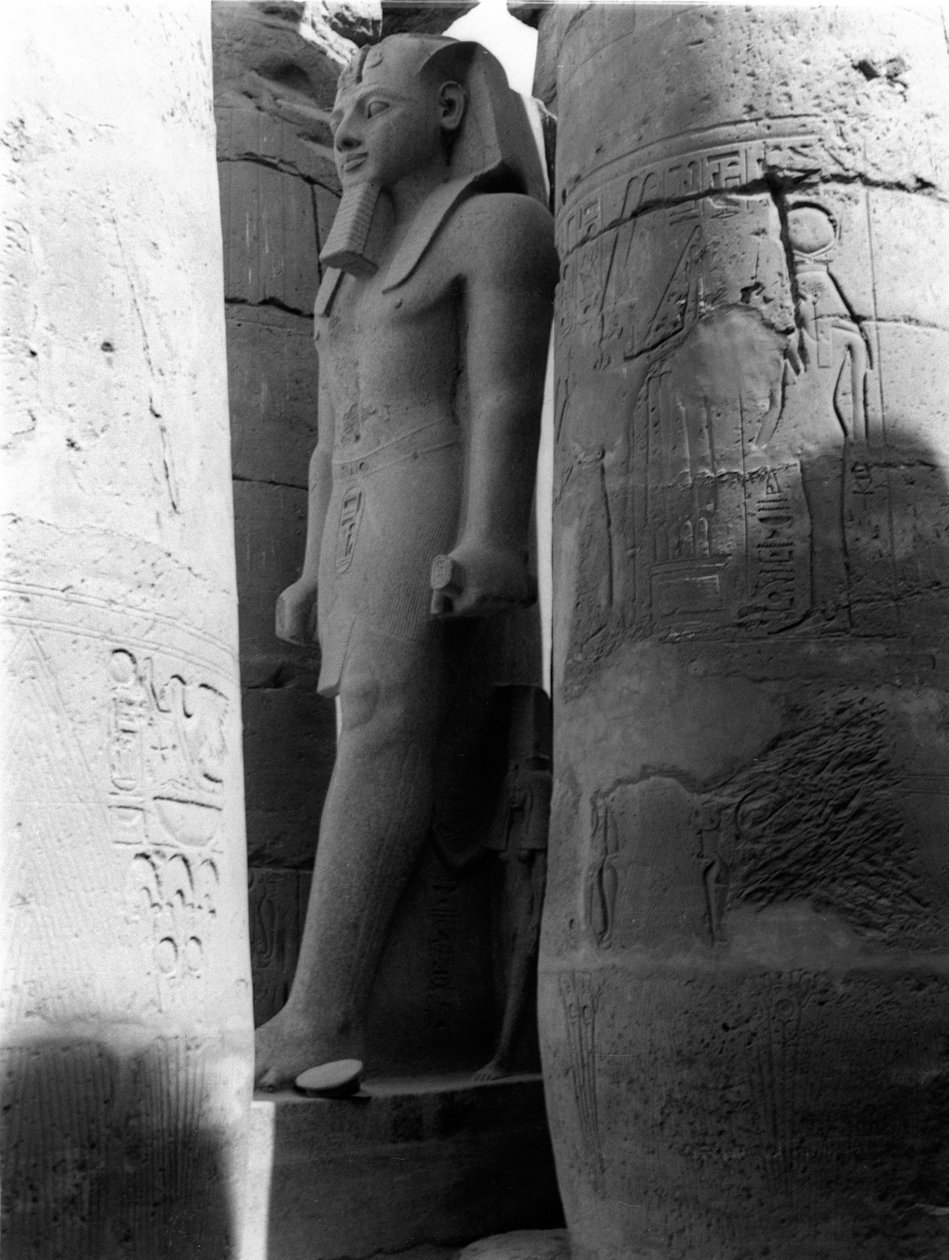 Staty of Ramses II, Luxor Temple, från ett album som innehåller 206 fotografier sammanställt av Major W.H.O. Försäljning, 1940-43 av English Photographer