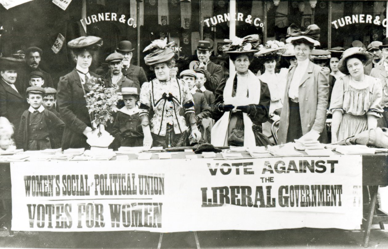Suffragettes i le campaign stand, c.1910 swed av English Photographer