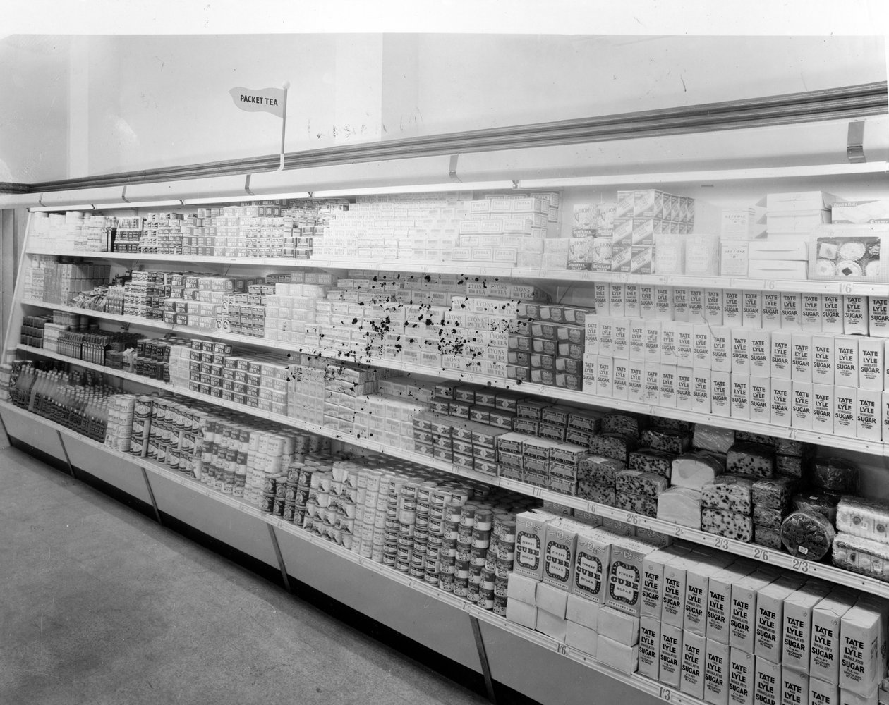 Te- och sockergången, Woolworths butik, 1956 av English Photographer
