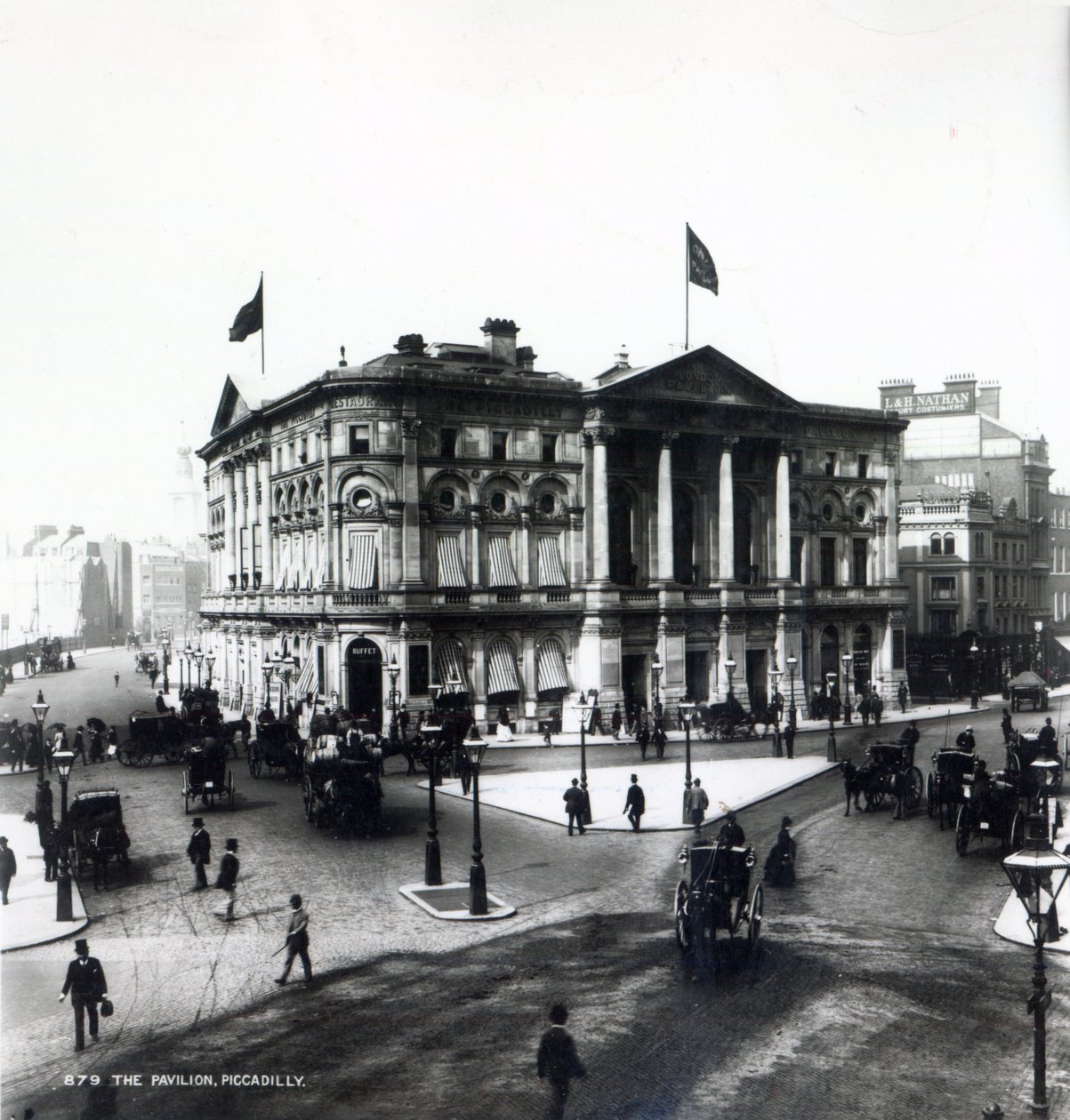 London Pavilion, Piccadilly av English Photographer