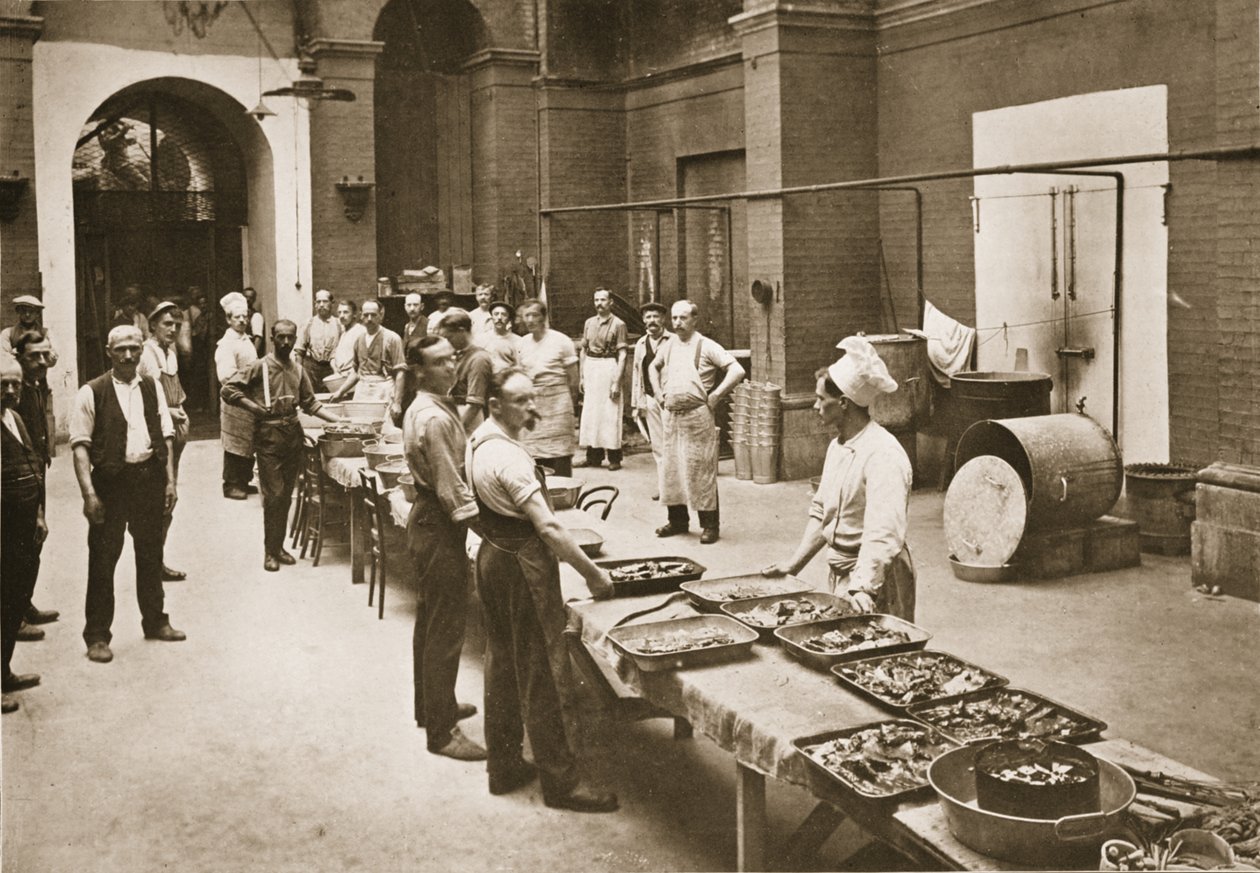 Middagsmåltiden redo för servering, köken, Alexandra Palace, illustration från tyska fångar i Storbritannien (fotogravyr) av English Photographer