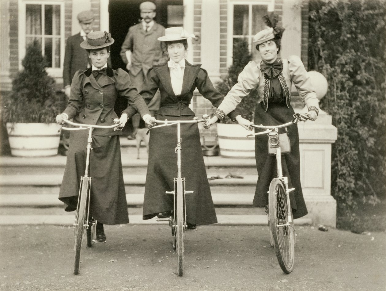Tre kvinnor på cykel, tidigt 1900-tal av English Photographer