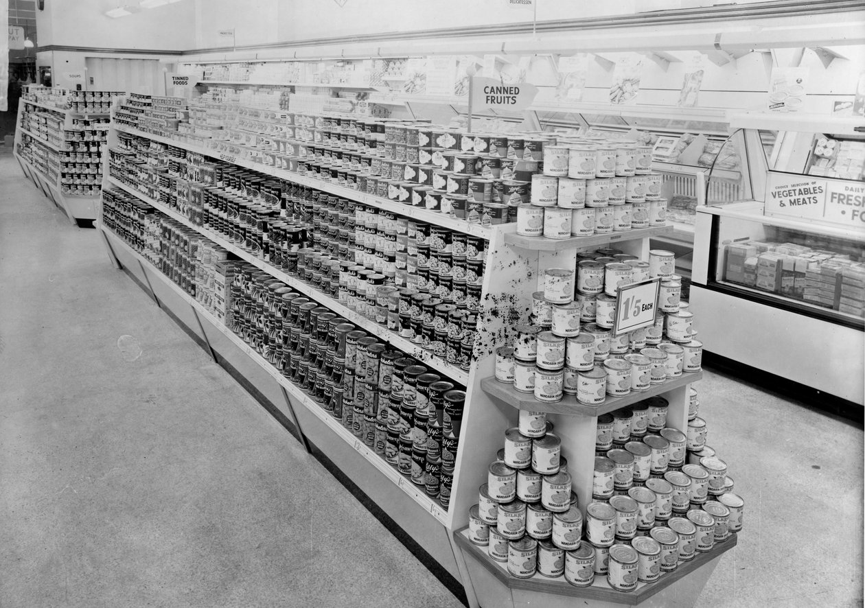 Kontorsgång, Woolworths butik, 1956 av English Photographer