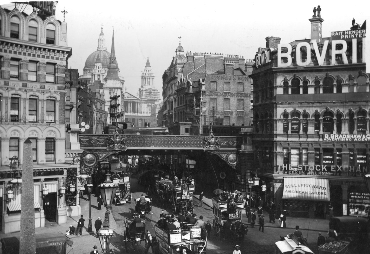 Vy över Ludgate Circus, med St. Pauls Cathedral bakom av English Photographer