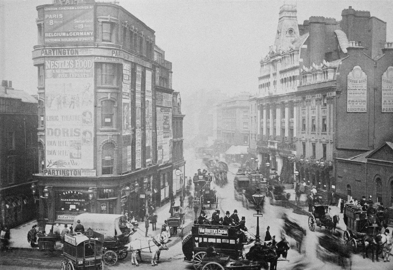 Utsikt över Tottenham Court Road, ca 1885 av English Photographer