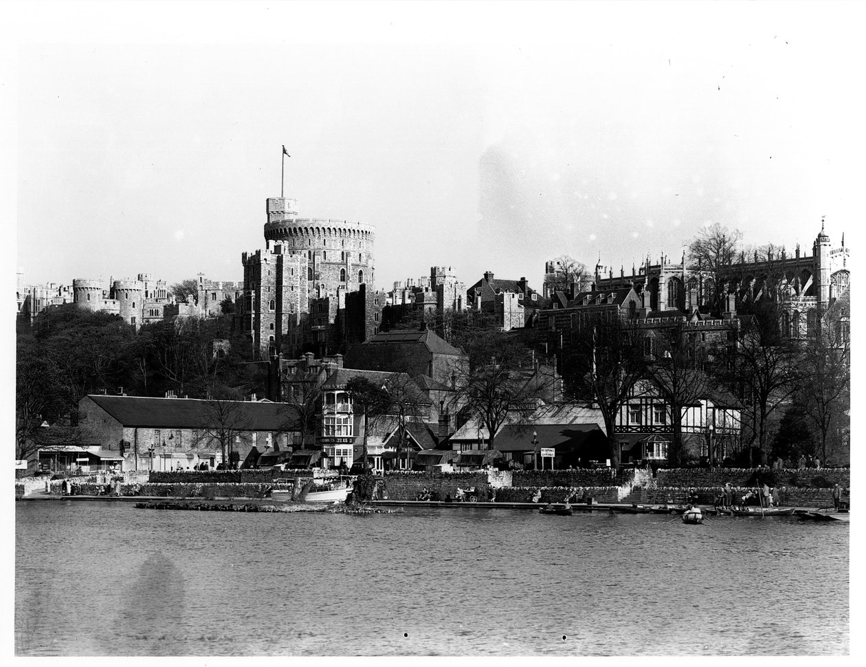 Utsikt över Windsor Castle, över Themsen av English Photographer
