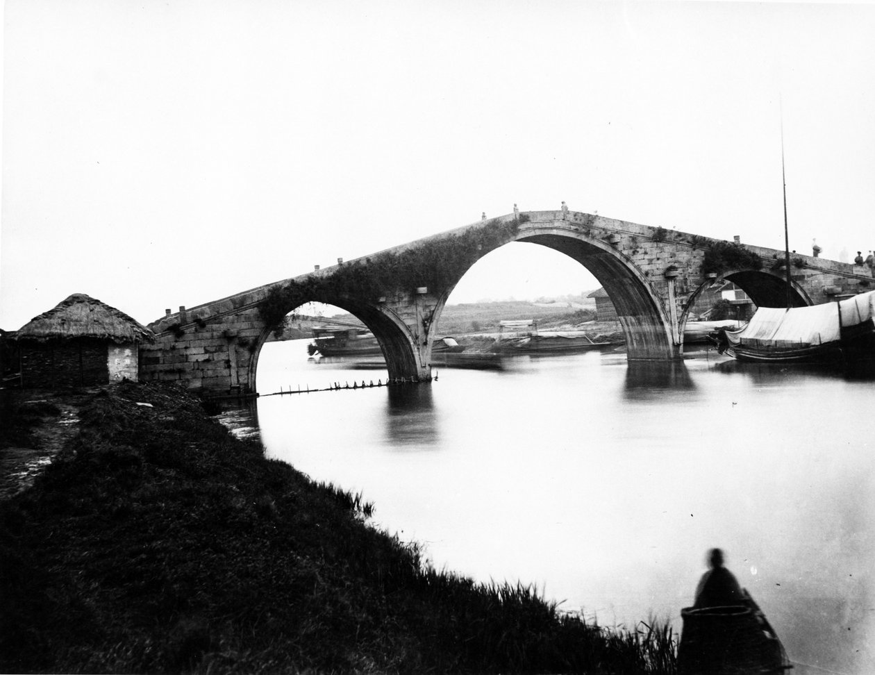 WongDoo Bridge, Soochow Creek, ca 1870 av English Photographer