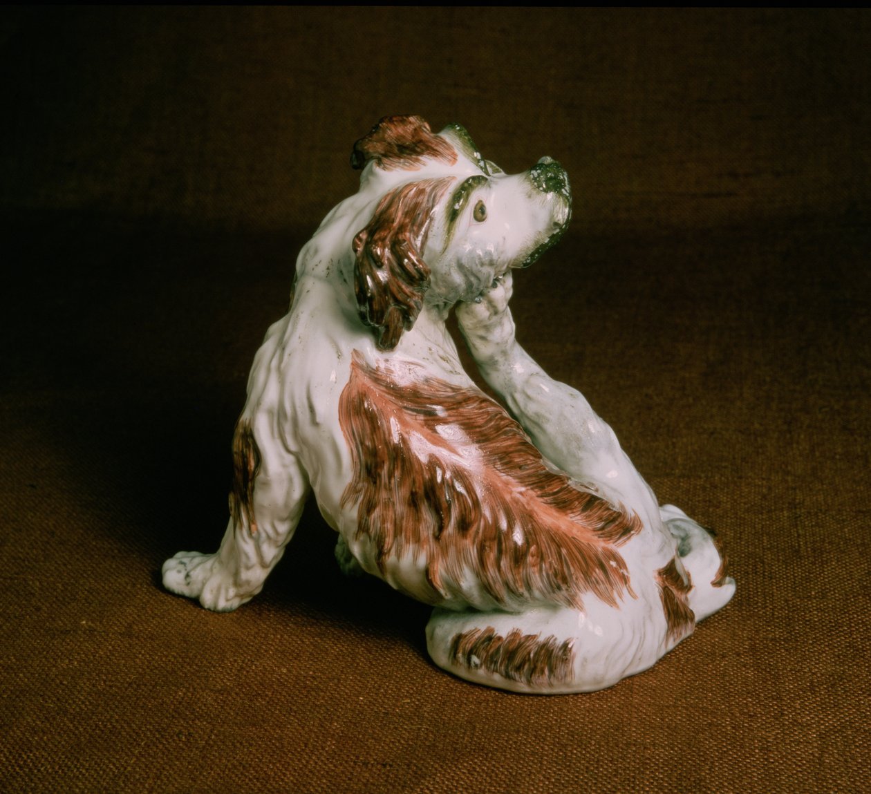 Derbyfigur av en King Charles spaniel, Chelsea-Derby period, ca 1780 (porslin) av English School