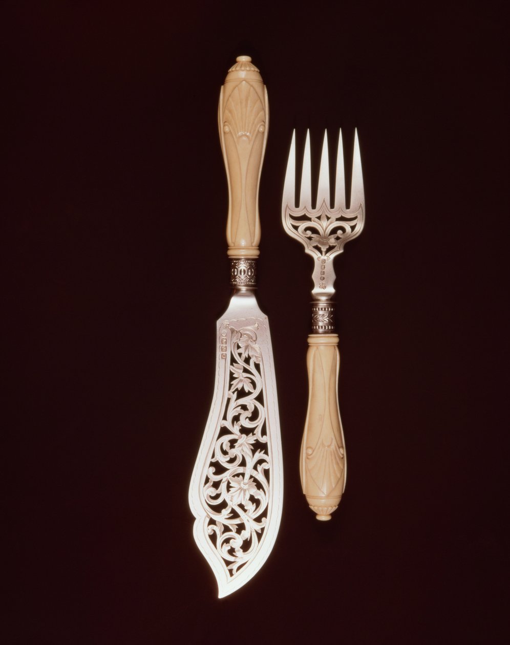 Fiskservrar med snidade elfenbenshandtag av J. Whipple and Co., Exeter, 1880 (silver) av English School