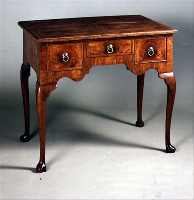 Låg pojke med cabrioleben, ca 1715 (valnöt) av English School