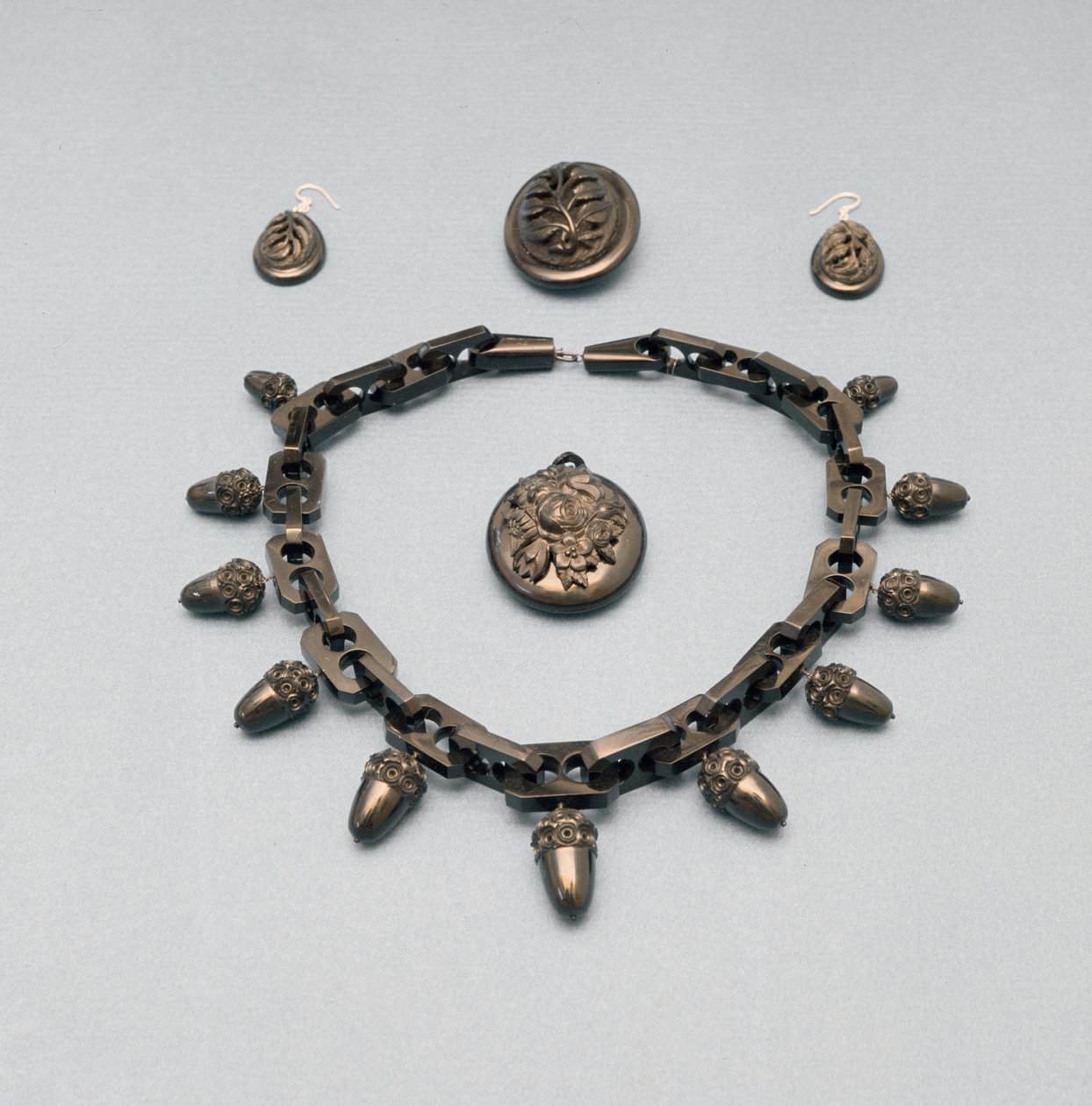 Halsband, örhängen, brosch och hänge, ca 1870 (Whitby jet) av English School