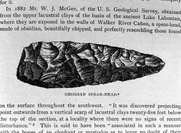 Spjuthuvud av obsidian som hittades i Lahontan-sedimenten, från Narrative and Critical History of America, publicerad 1889. av English School