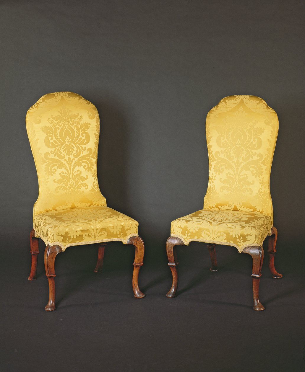 Ett par Queen Anne högryggade sidostolar, 1700-tal av English School