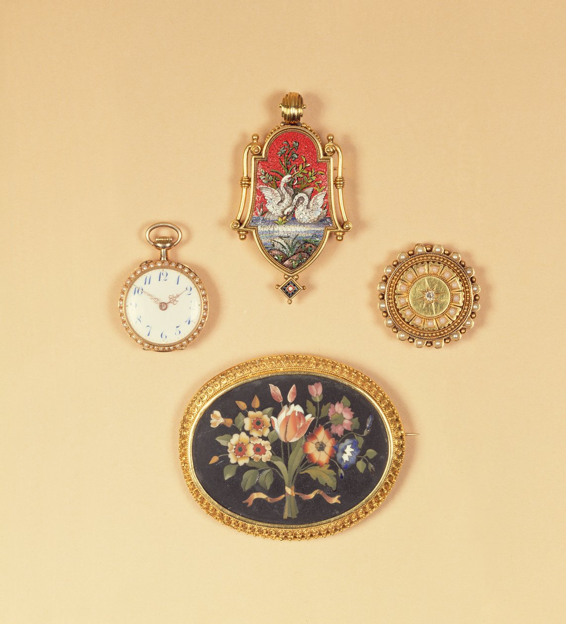 Split pearl fob klocka (fram och bak); Viktoriansk mikromosaikbrosch; Viktoriansk pietra-dura brosch av English School