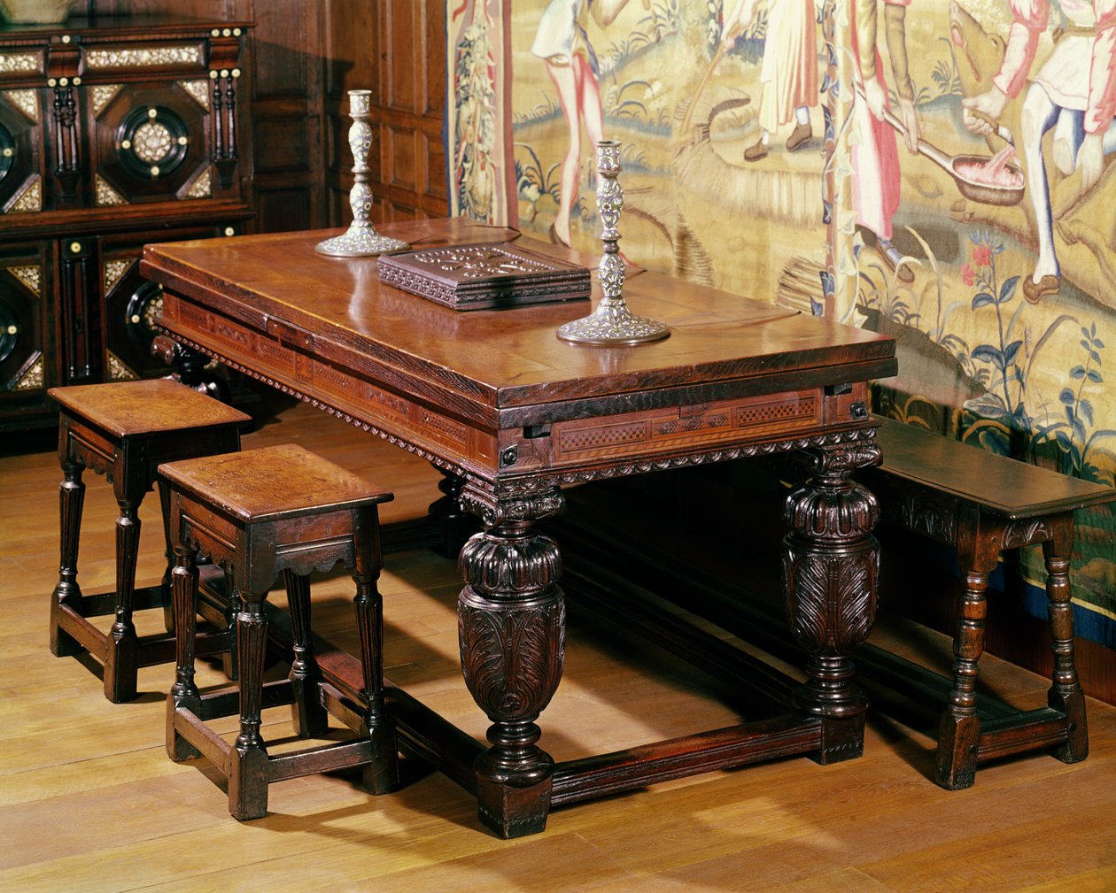 Bord och stolar, känd som Bromley-by-Bow-gruppen, c.1580 (ek) av English School