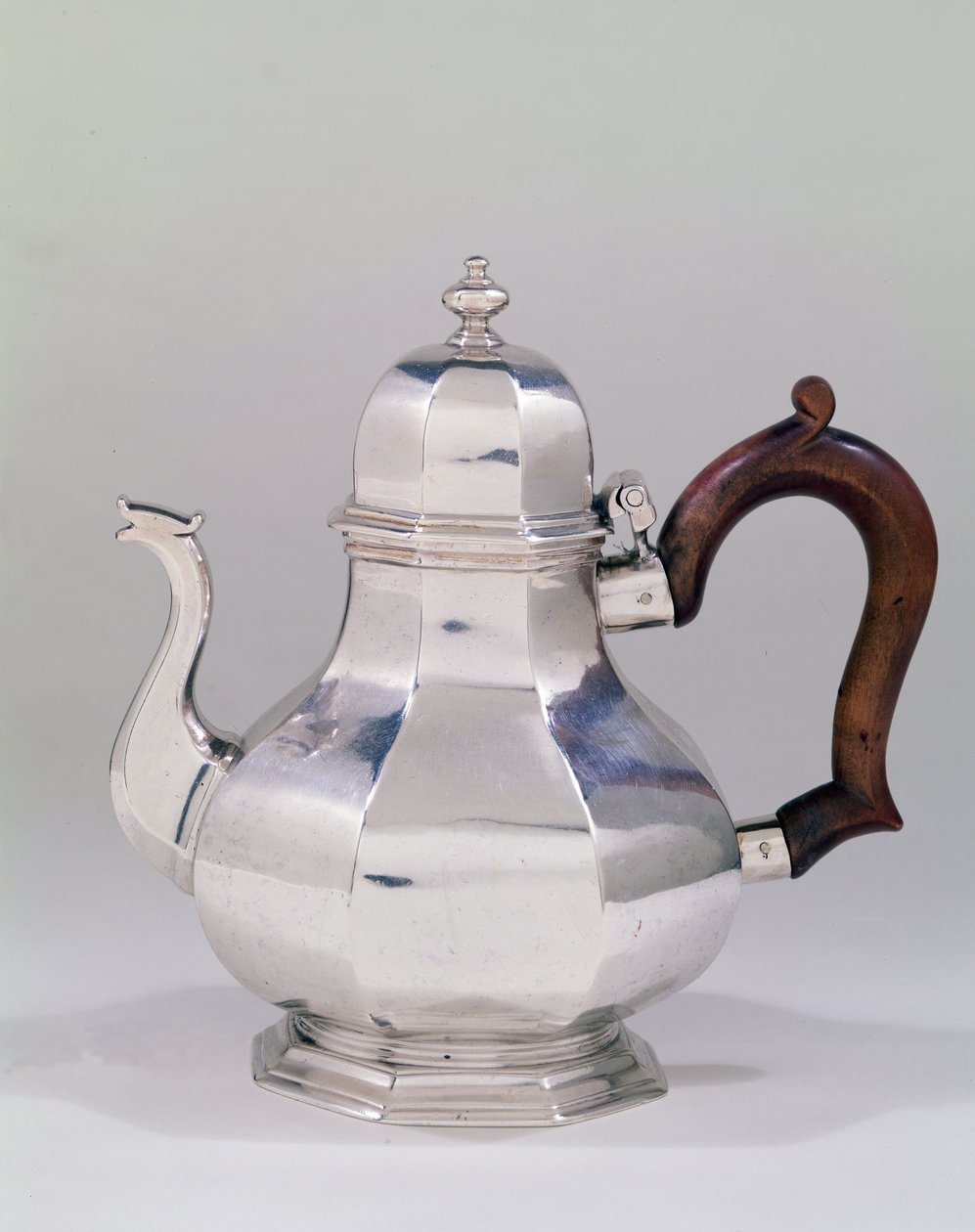 Tekanna av Tearle and Lamb, 1718-19 (silver) av English School