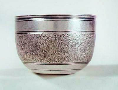 Tumlarmugg med tovig dekor, 1886 (silver) av English School