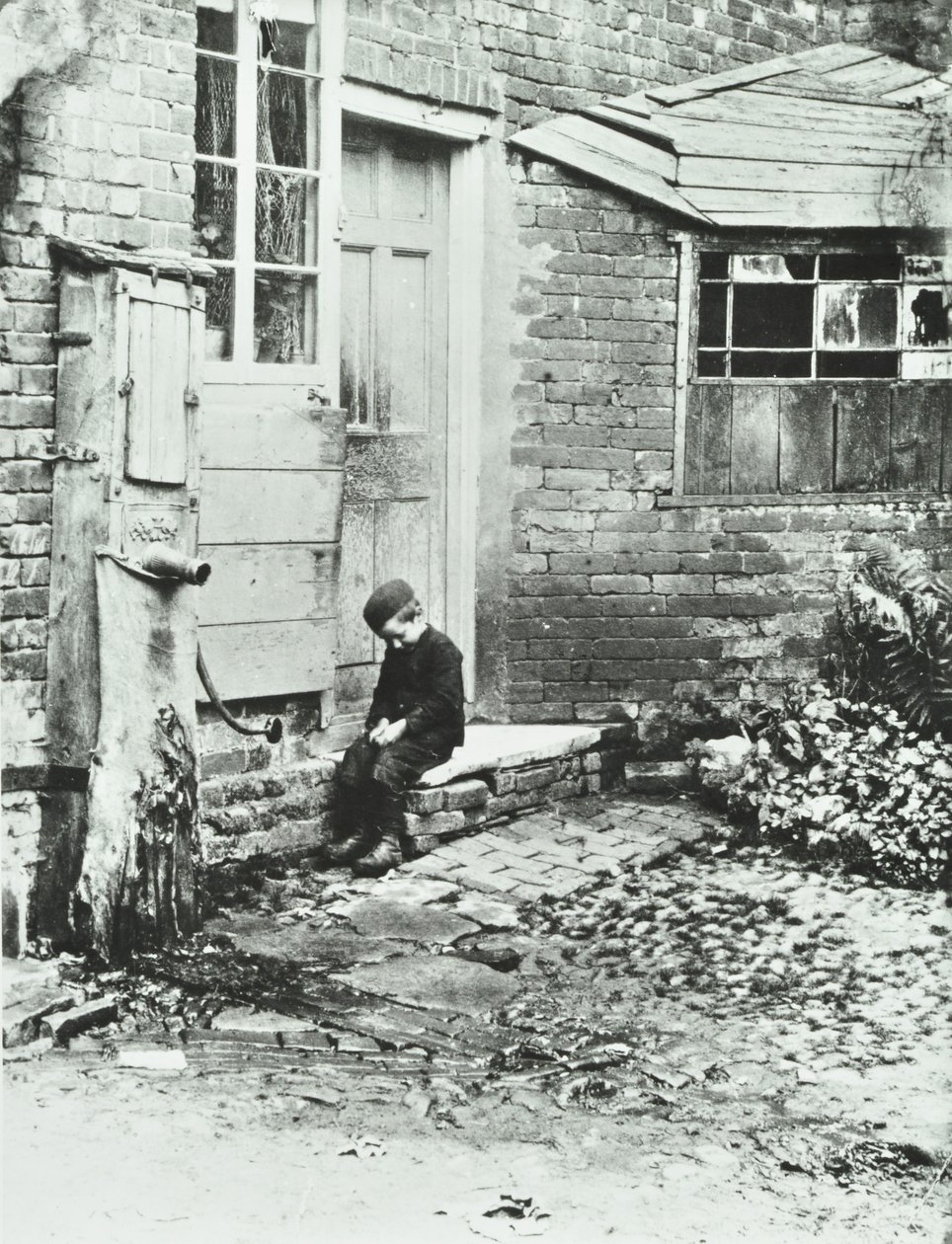 En pojke i Frogmore, London, 1888 av English Photographer