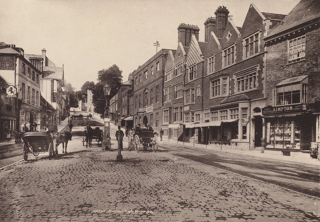 Arundel: High Street (s/v foto) av English Photographer