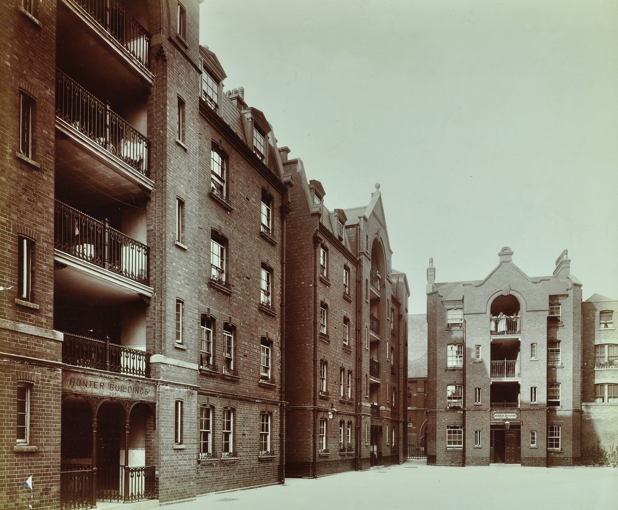 Borough Road Estate: bostadshus, London av English Photographer