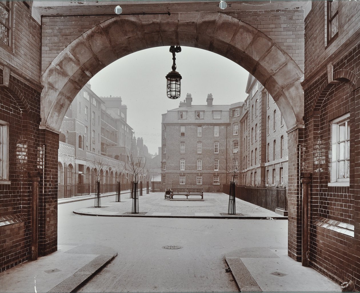 Bourne Estate: Kirkeby Buildings, London av English Photographer