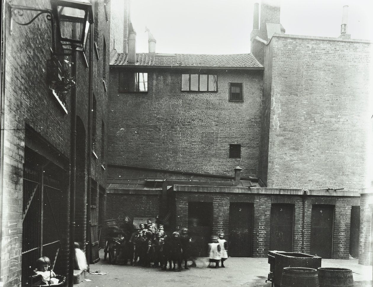 Dufferin Street: Costermongers Buildings, London, 1896 av English Photographer