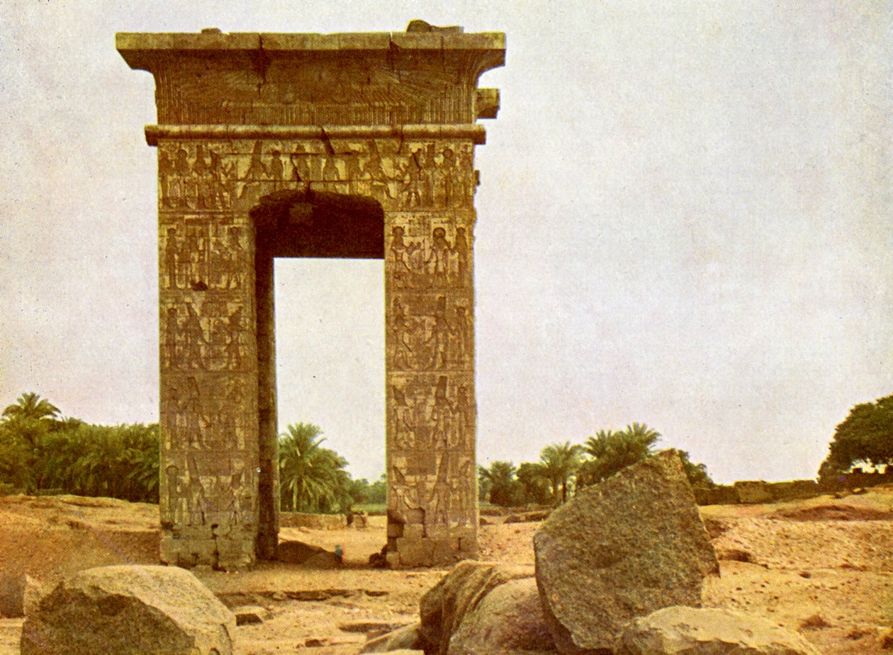 Porten till Ptolemaios II vid Karnak. av English Photographer