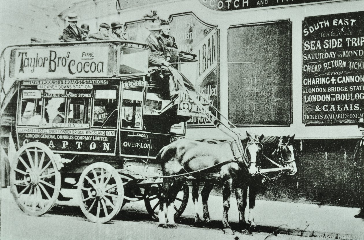 Hästdragen omnibus med passagerare, 1899 av English Photographer