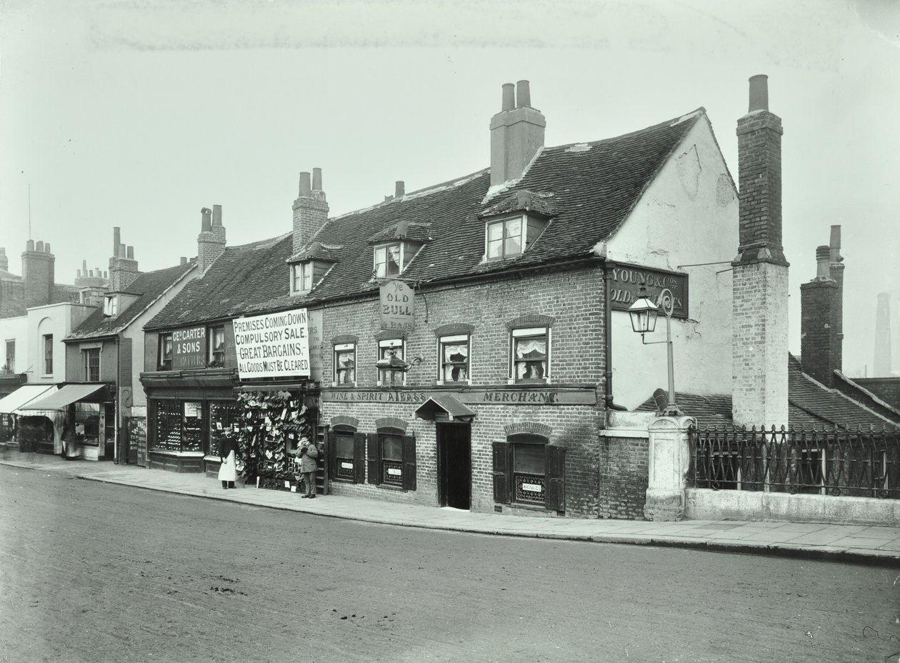 Old Bull, Wandsworth High Street, 1897 av English Photographer