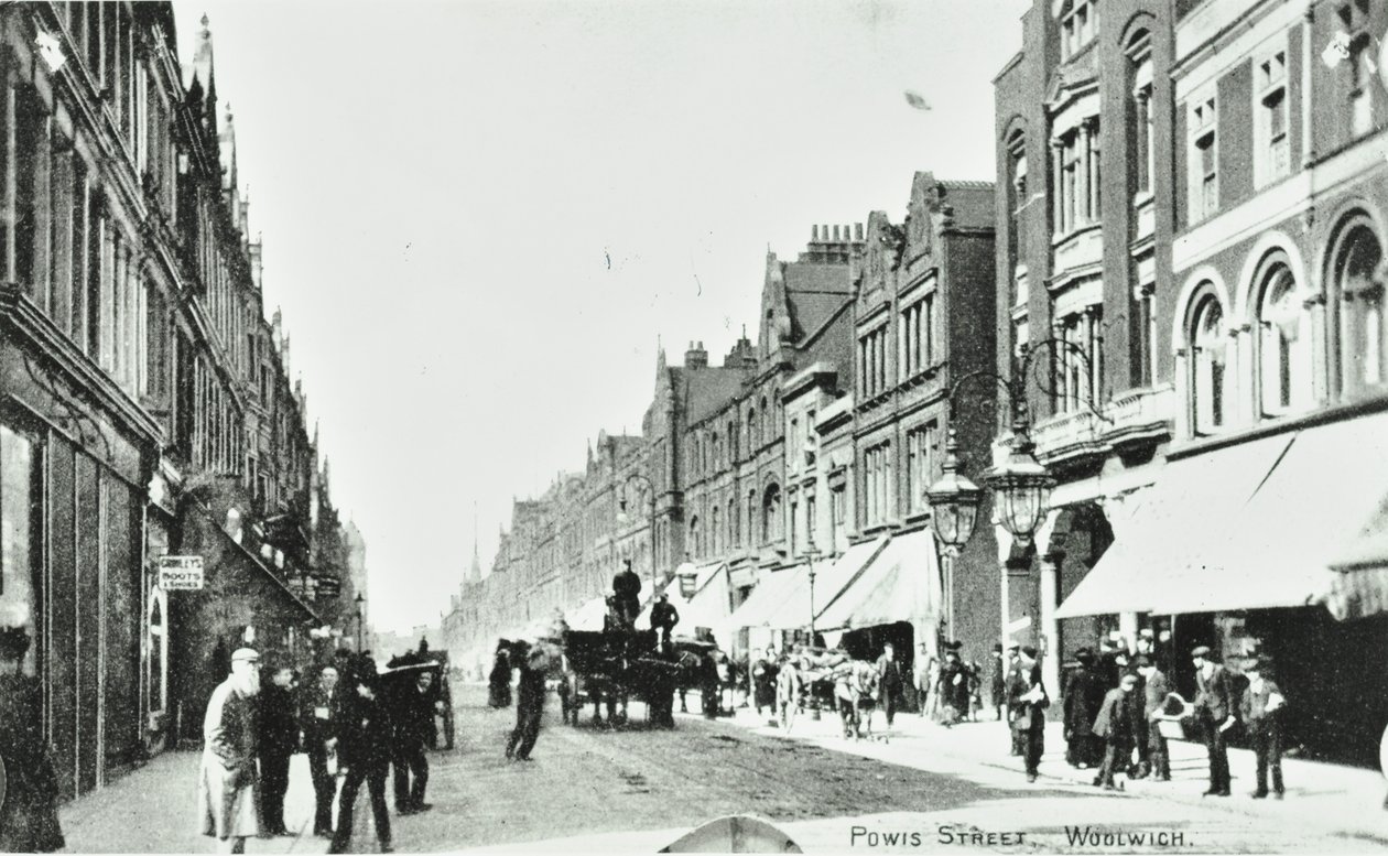 Powis Street, Woolwich: allmän bild, 1890 av English Photographer