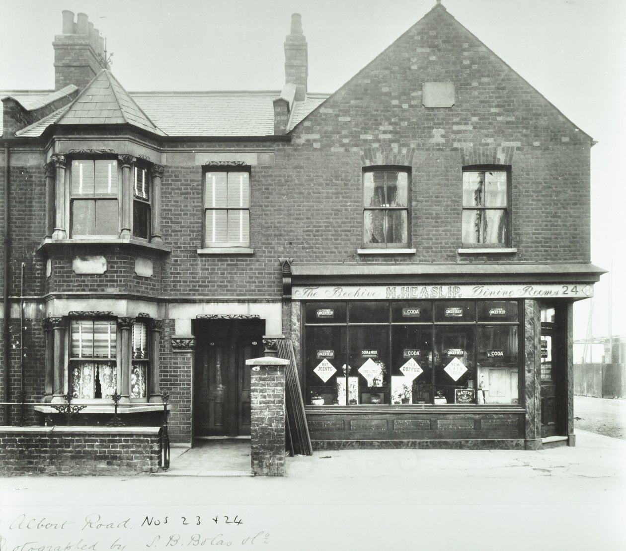 The Beehive Dining Rooms 97.0 ALB, 1899 av English Photographer