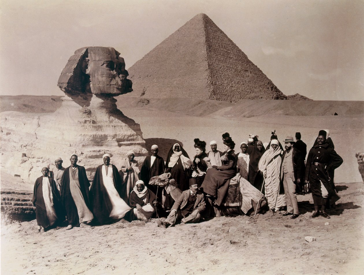 Turister som besöker sfinxen i Giza. av English Photographer