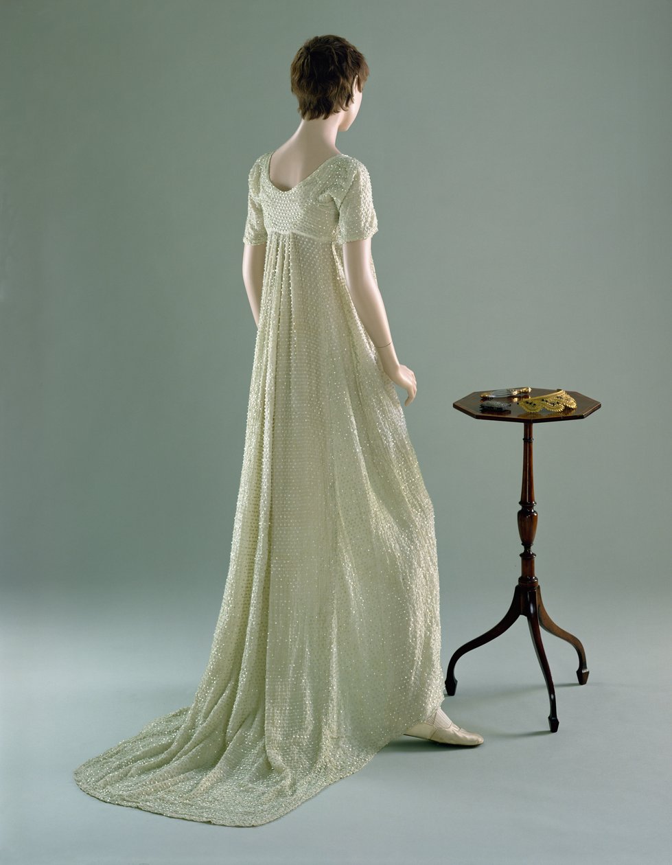 Aftonklänning, 1800 (bomullsmuslin & glaspärlor) av English School