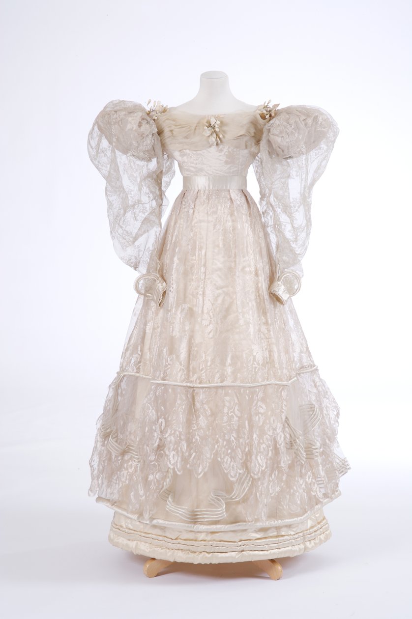 Aftonklänning, 1829 (silke och maskinvävd gasväv) av English School