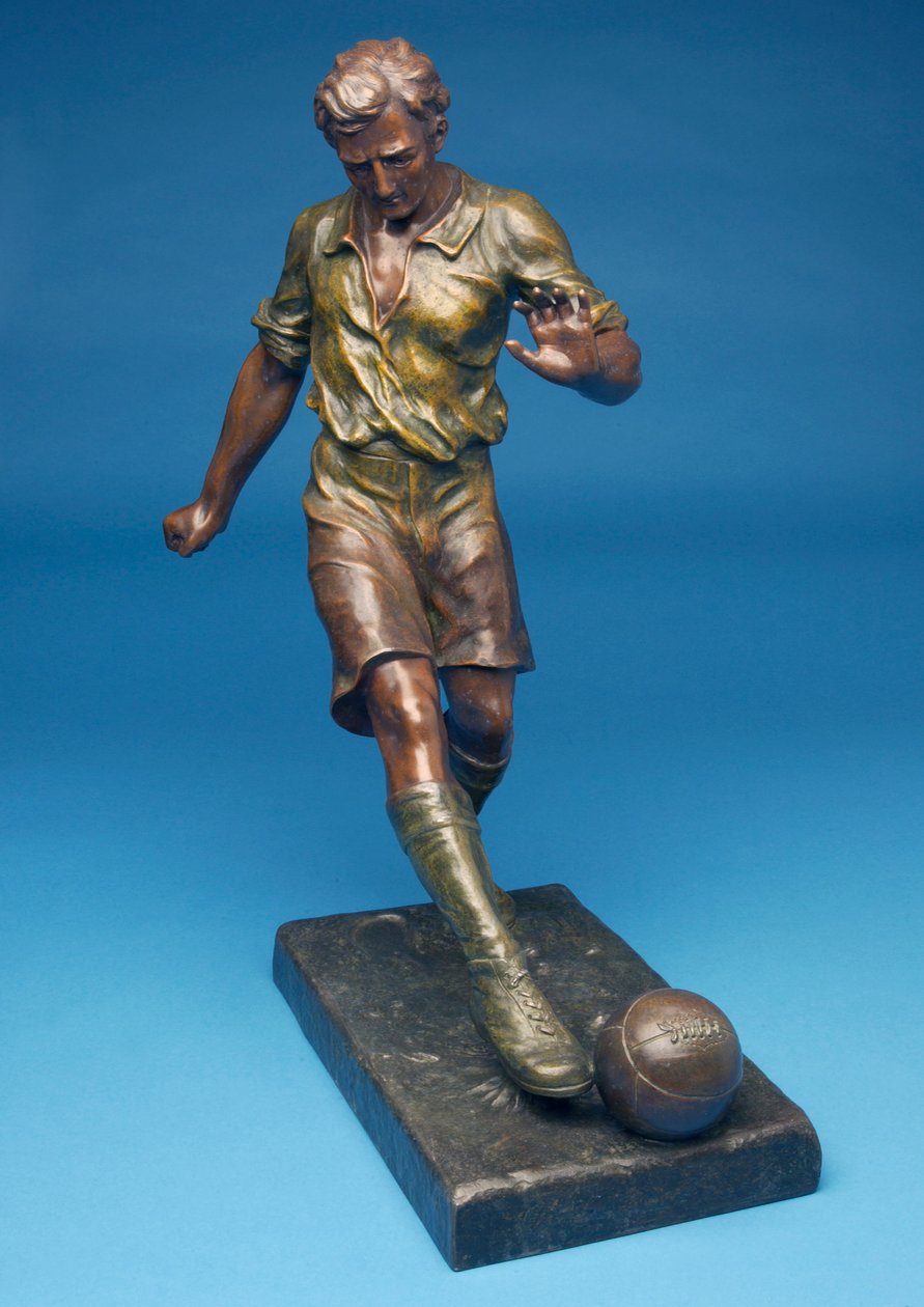 Figur som sparkar en boll (kallmålad spelter) av English School