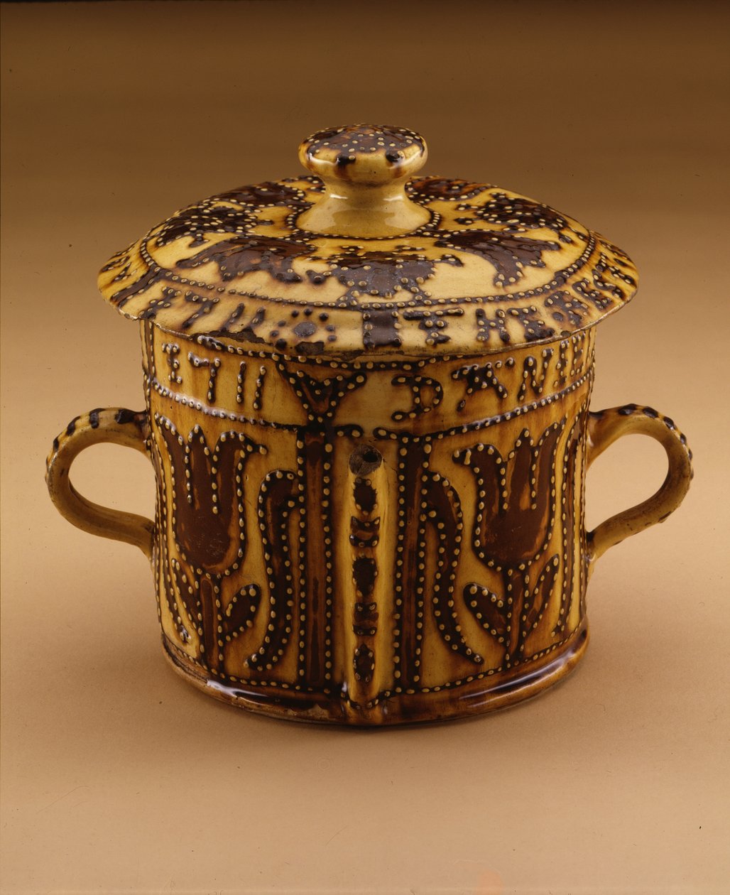 Posset gryta med lock, 1711 (slipware) av English School