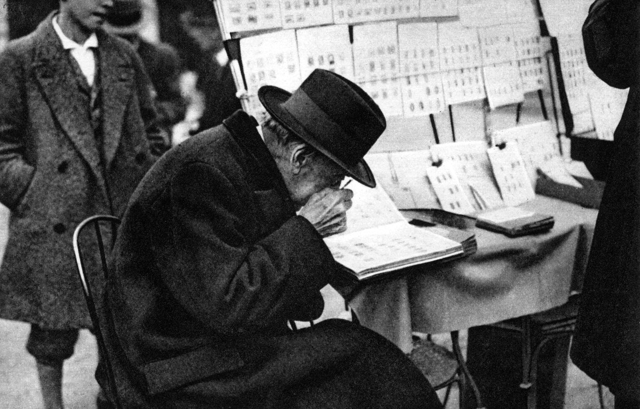 En gammal frimärksköpare, Paris, 1931. av Ernest Flammarion