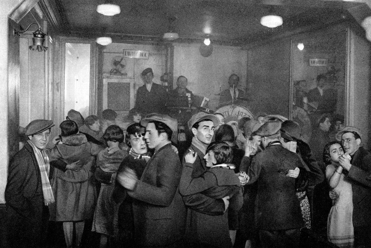 Interiör av en balmusette, Paris, 1931. av Ernest Flammarion