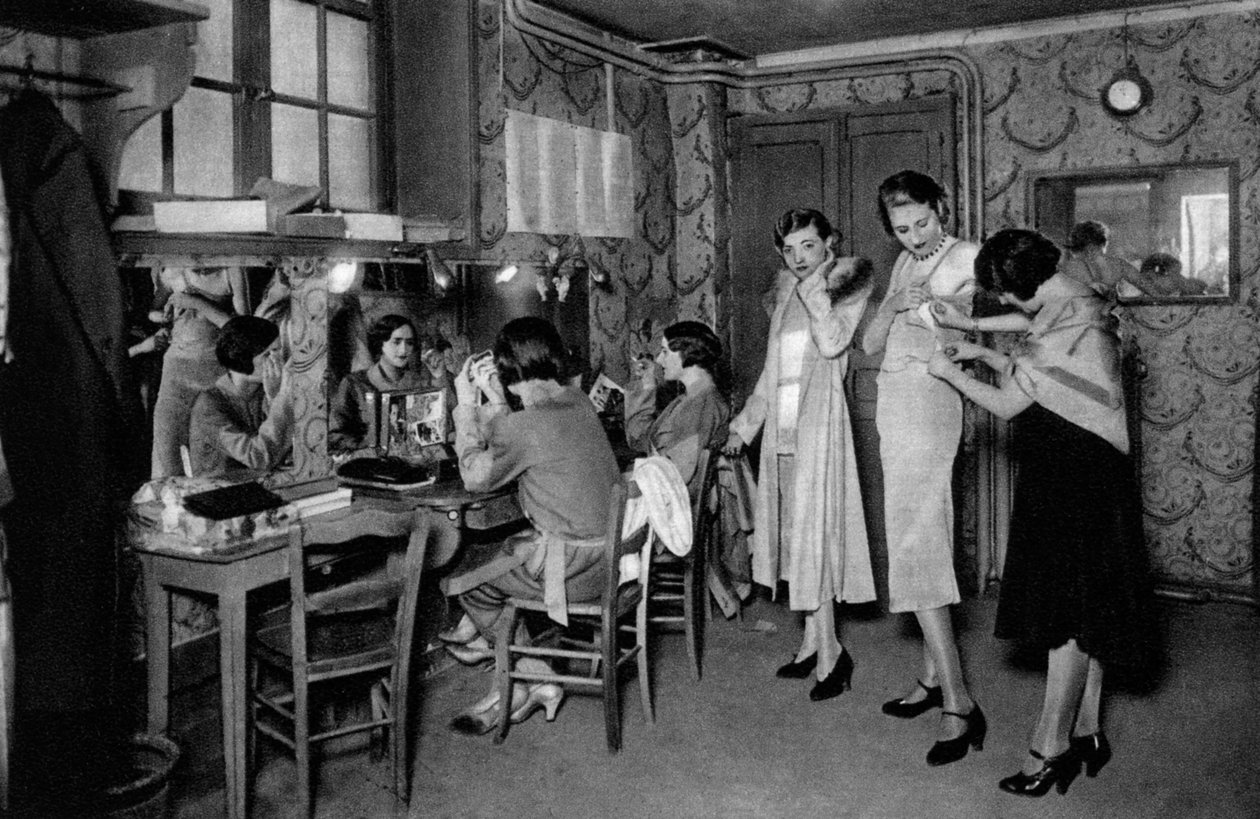 Modeller hos en stor sömmerska, Paris, 1931 av Ernest Flammarion