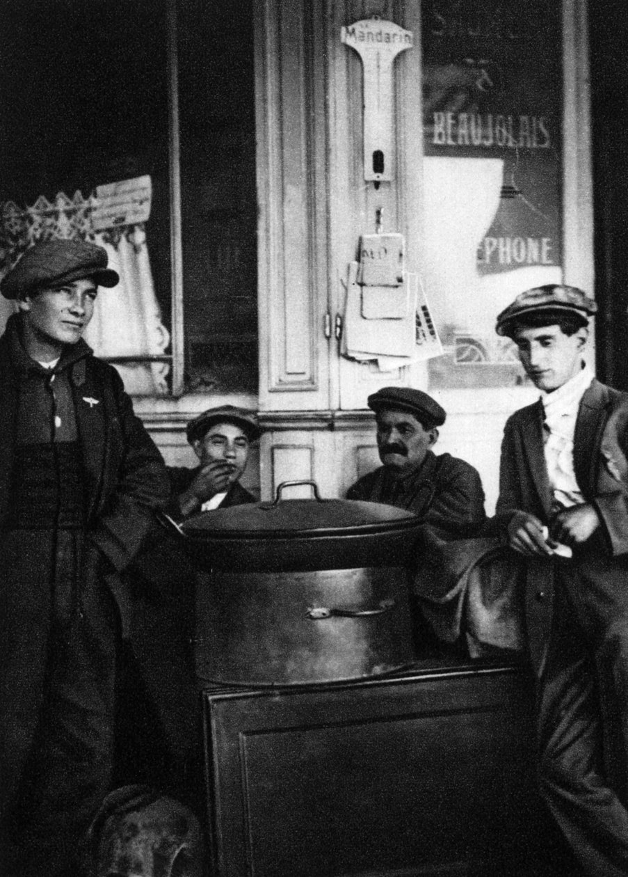 Gatuförsäljare av rostade kastanjer, Paris, 1931. av Ernest Flammarion